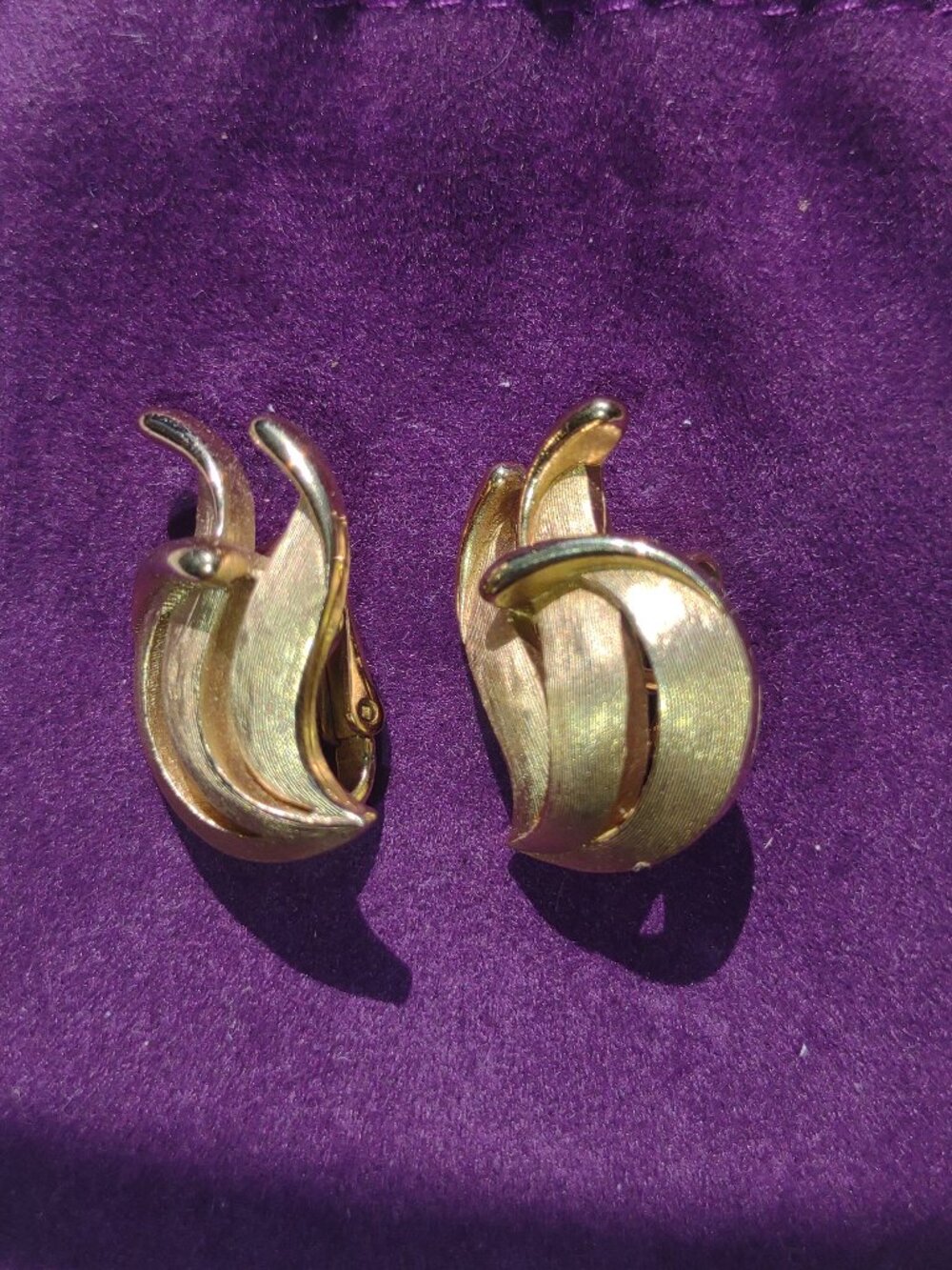 Trifari Vintage Clip-On Earrings – Gold Tone